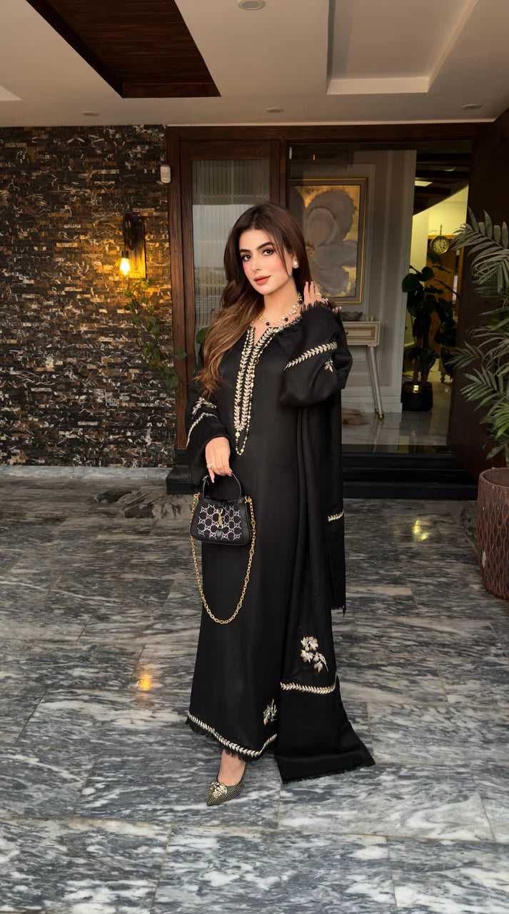 Siyah Embroidered Outfit